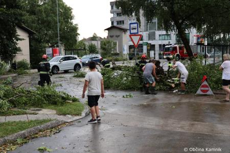 Neurje z vetrom podiralo drevesa in odkrivalo strehe (13)
